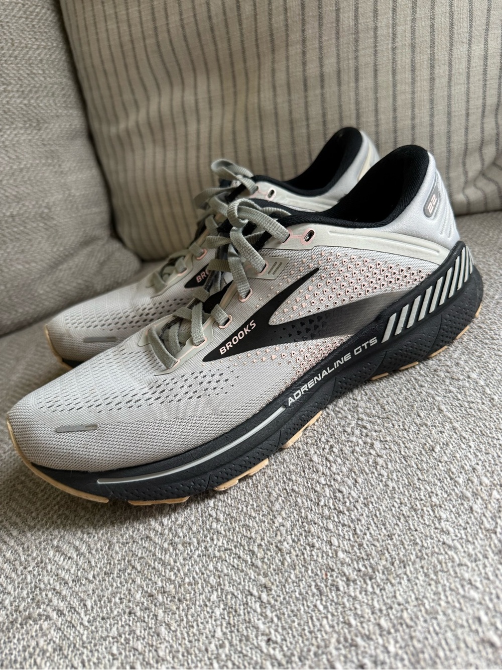 Brooks Adrenaline GTS women’s Running Shoes - Light Gray/Black